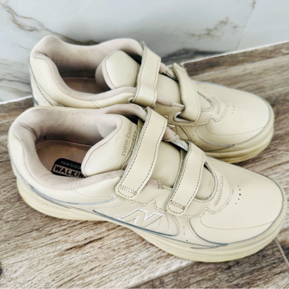 New Balance Women’s Beige Sneakers No Ties 9.5D Wide Excellent Condition